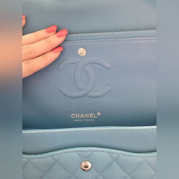 Chanel medium flap in caviar - Picture 13 of 13